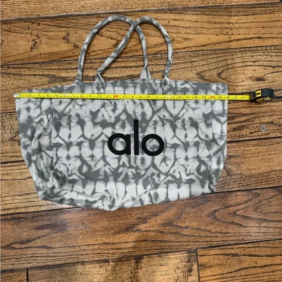Alo Yoga Tiedye Signature Oversized Tote Bag - Picture 4 of 10